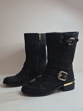 VINCE CAMUTO WINDY LEATHER MOTO BOOTS SLEEK HARDWARE ACCENTS LADIES 7.5 VGUC